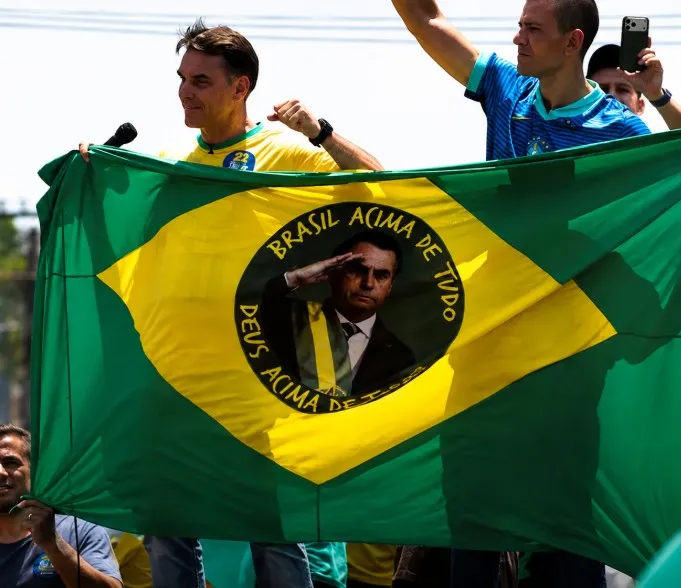 Flávio diz que Jair Bolsonaro colocará a faixa presidencial nele no dia da posse