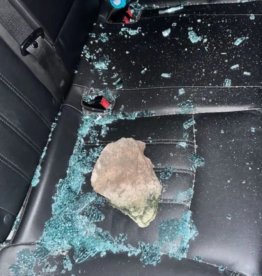 Torcedores do ABC invadem estacionamento e apedrejam carros de jogadores