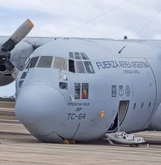 Avião militar C-130 Hércules da Argentina sofre acidente com trem de pouso no Aeroporto Internacional de Natal