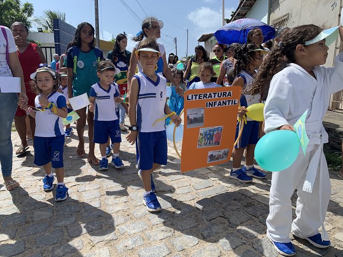 Alunos da CMEI Professora Terezinha Linhares festejam Semana da Pátria pelas ruas da Redinha