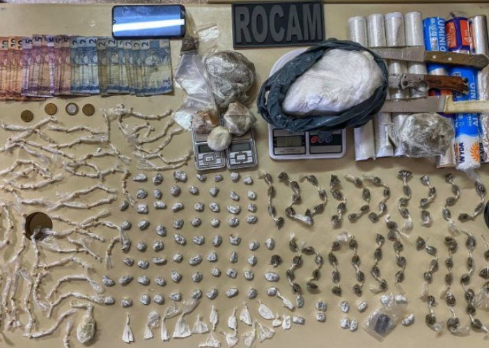ROCAM realiza grande apreensão de drogas no bairro de Igapó, homem foi preso