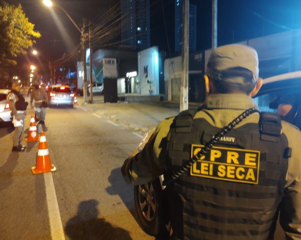 Motorista arrisca contramão para fugir da Blitz da Lei Seca em Natal
