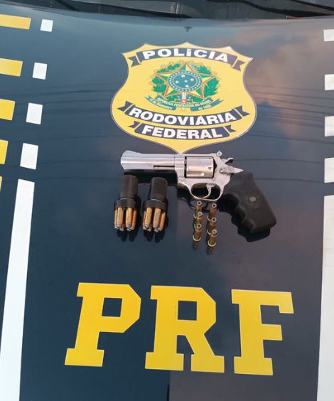 PRF prende duas pessoas na Grande Natal pelos crimes de adulteração veicular e porte ilegal de arma de fogo