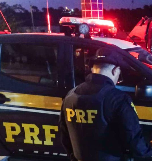 PRF e Polícia Civil prendem mulher por tráfico de drogas em Campo Redondo