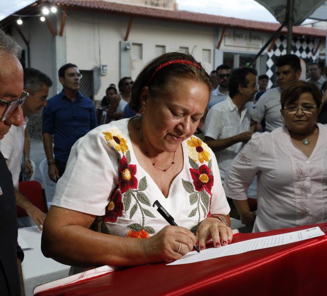 Em Parelhas: Governadora entregou 100 títulos de regularização fundiária a moradores do conjunto Cohab