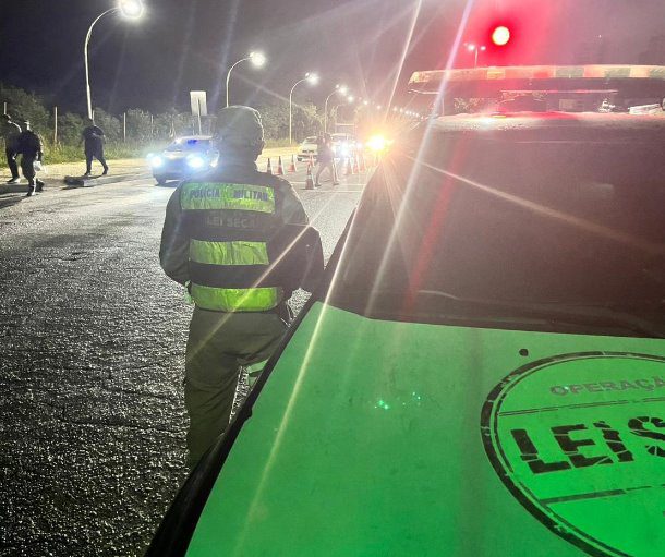 Motociclista sem habilitação bate em árvore ao fugir de blitz na zona Sul de Natal