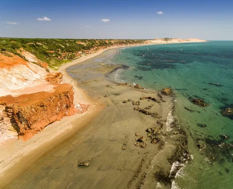Avanço do mar destrói casas e ameaça praias paradisíacas de Icapuí no Ceará
