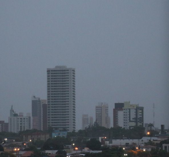 Natal amanheceu com chuva nesta quarta-feira (5), há alerta para temporais