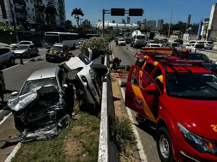 Fotojornalismo: Carros batem na marginal da BR-101 em Natal