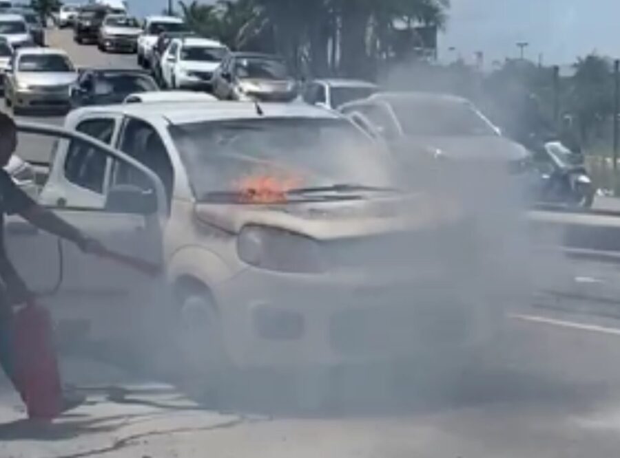 Imagem do dia: Que sufoco! Carro pega fogo próximo à Arena das Dunas