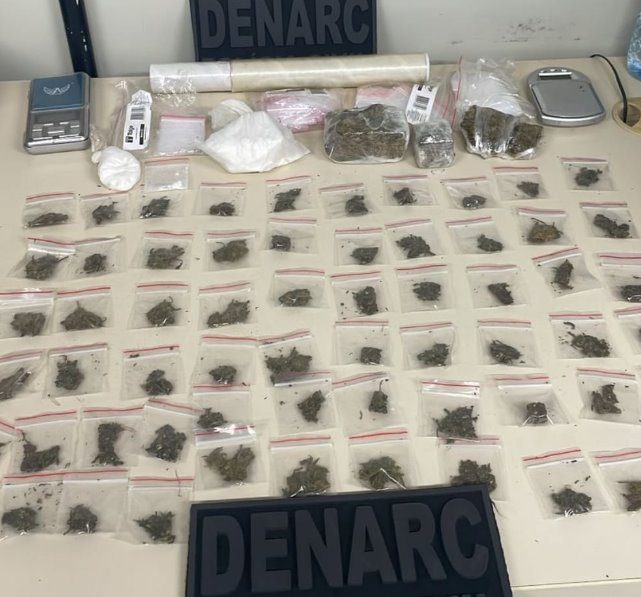 Policiais civis apreendem maconha e cocaína no Beco do Batata na Vila de Ponta Negra