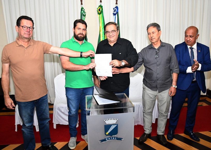 Prefeito Álvaro Dias assina ordem de serviço de novo lote de ruas do programa Asfalto Novo