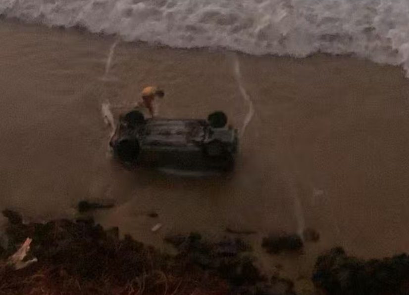 Fotojornalismo: Carro cai de falésia de quase 20 metros de altura em Pipa