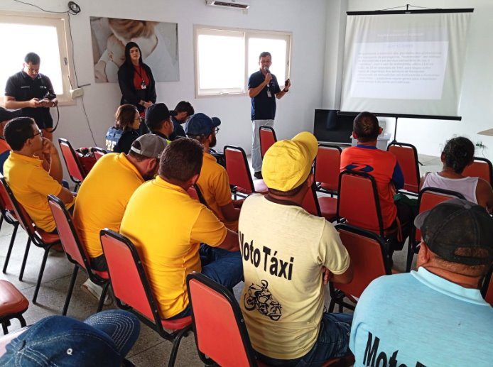 Detran faz palestra sobre regulamentação da profissão para mototaxistas de Lajes