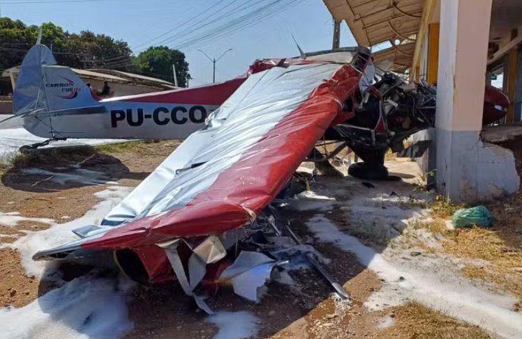 Impressionante: avião atinge van e moto antes de cair e deixa dois feridos na Zona Sul de Teresina