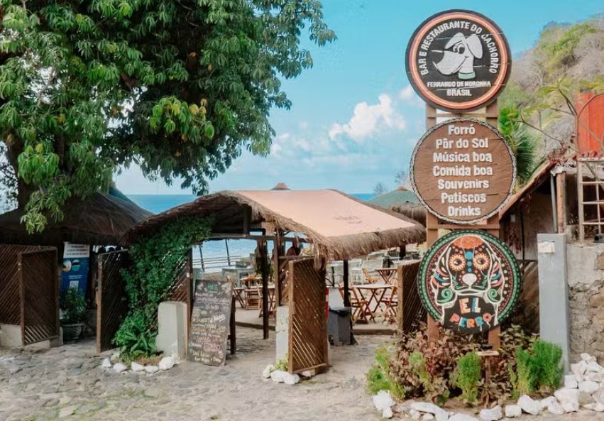 Bar do Cachorro em Fernando de Noronha/PE faz 36 anos com festa e 11 atrações