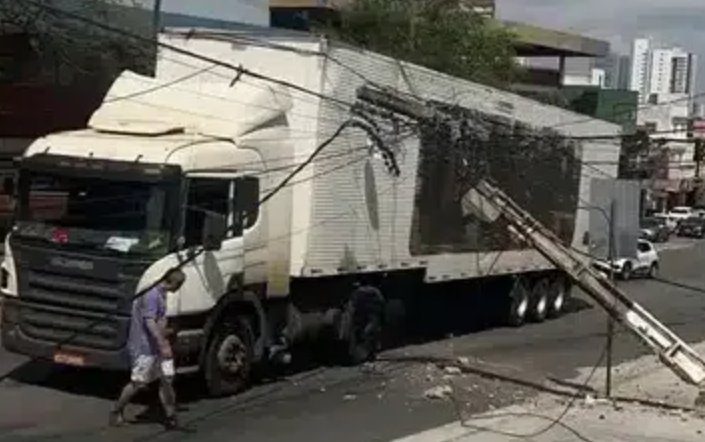 Imagem do Dia: Carreta derruba poste na av. Antônio Basílio