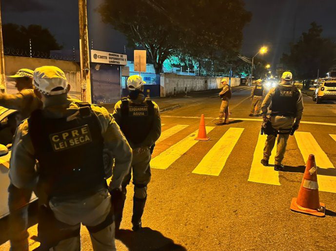 Policiais da “Lei Seca” realizam trabalho de orientação nos bares e restaurantes de Natal