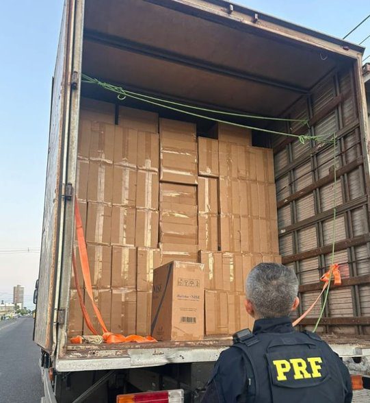 Ação da PRF: Quase 190 mil maços de cigarros são apreendidos em Mossoró, motorista foi detido