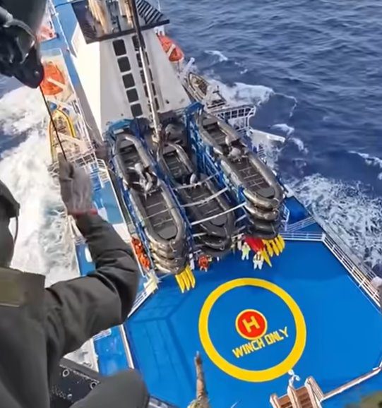 Militares da Base Aérea de Natal (3°DN) resgatam tripulante enfermo em navio de cruzeiro na costa de Fortaleza