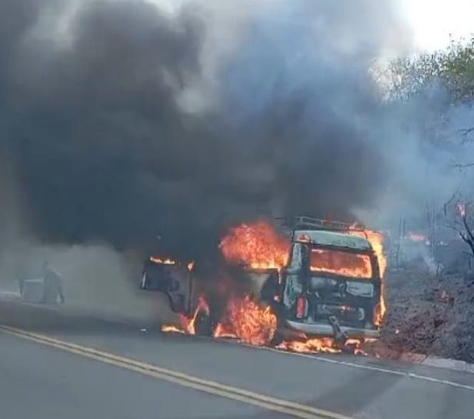 Imagem do dia: Kombi pega fogo quando seguia pela BR-427 no sentido de Currais Novos