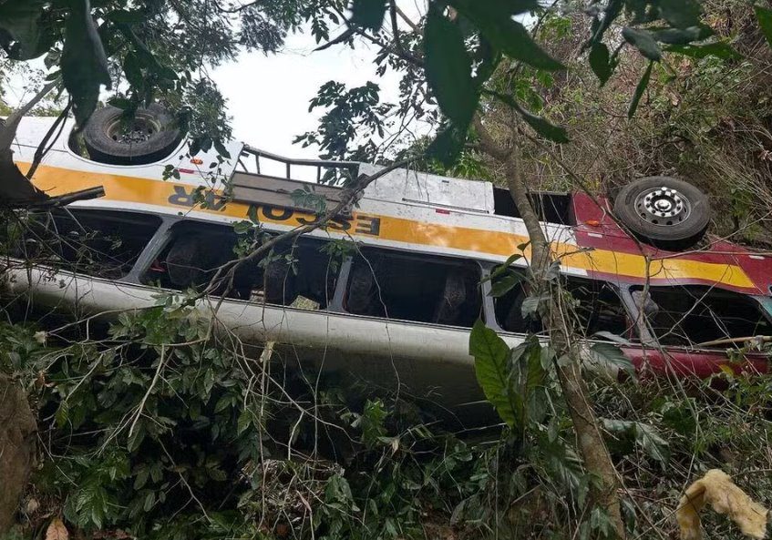 Tragédia: Sobe para 18 o número de mortos em capotamento de ônibus em Serra da Barriga/AL