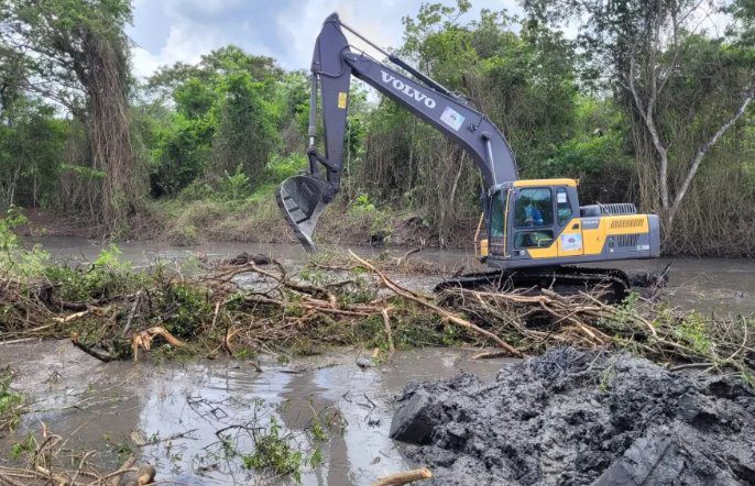 Obra de desassoreamento do Rio Jundiaí avança em ritmo acelerado em Macaíba