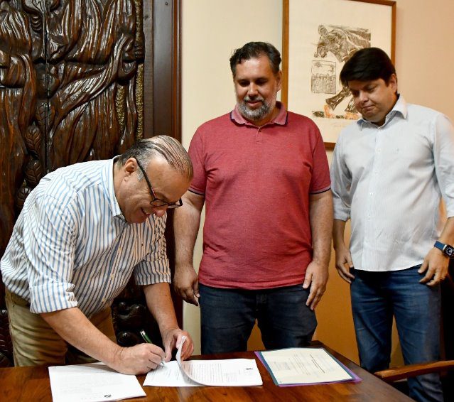 Máquinas vão limpar e peneirar areia da Praia de Ponta Negra, serviços serão na parte da noite