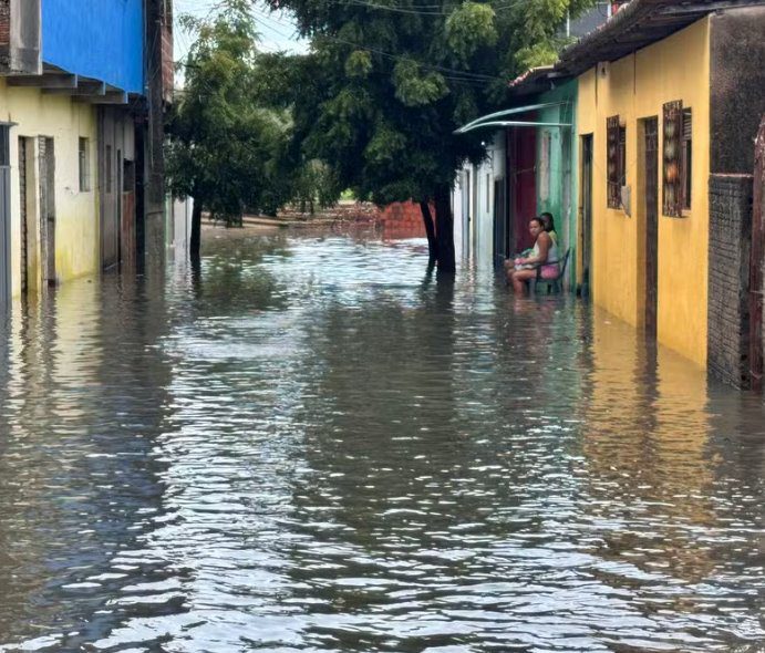 Chuva causa alagamentos e transbordamento de lagoas de captação em Natal