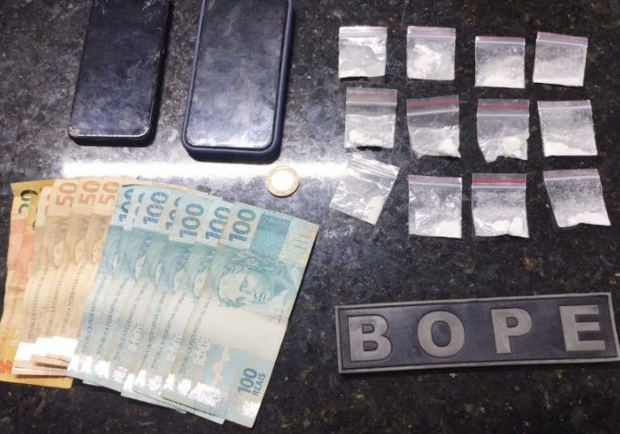 Policiais do BOPE apreendem drogas e dinheiro durante patrulhamento pelo bairro de Ponta Negra