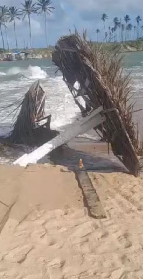 Maré alta causa prejuízos na orla de Maxaranguape e destrói barracas