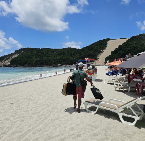 Remoção de pedras na praia de Ponta Negra completa um mês com 741.300 m² de area percorrida