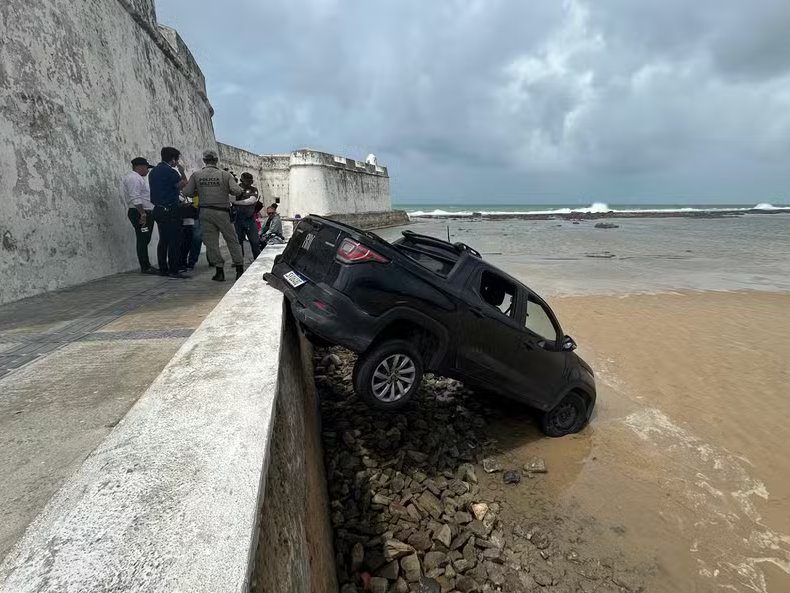 Fotojornalismo: Carro é encontrado pendurado na passarela do Forte dos Reis Magos