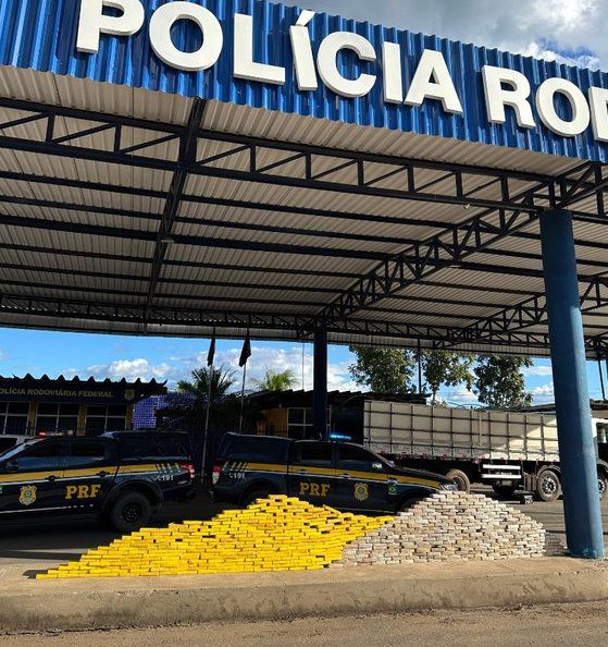 Em Barreiras (BA), PRF apreende quase meia tonelada de cocaína após fuga de motorista