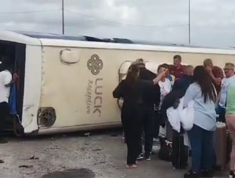 Ônibus com turistas tomba após cavalo invadir pista e acidente deixa feridos em Ipojuca/PE