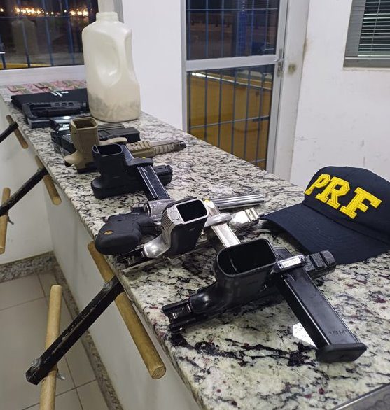 PRF apreende arsenal de armas e munições com suspeito que saiu de Natal rumo a Paraíba