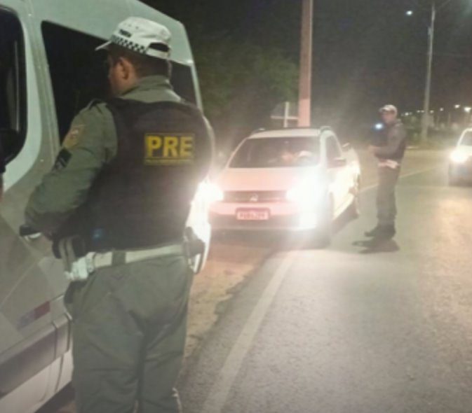 Motorista com Van da UERN recusa teste do bafômetro em abordagem da PRE em Mossoró