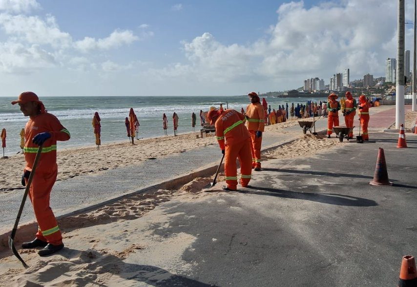 Praias do Forte e do Meio recebem serviços de retirada e reposição de areia