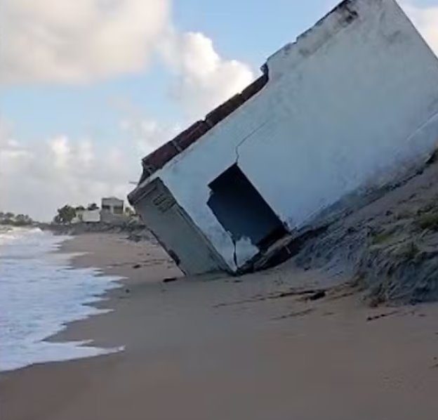 Avanço do mar vira casa de ponta-cabeça em Baía da Traição-PB, cidade já perdeu 80 metros de faixa litorânea em 40 anos
